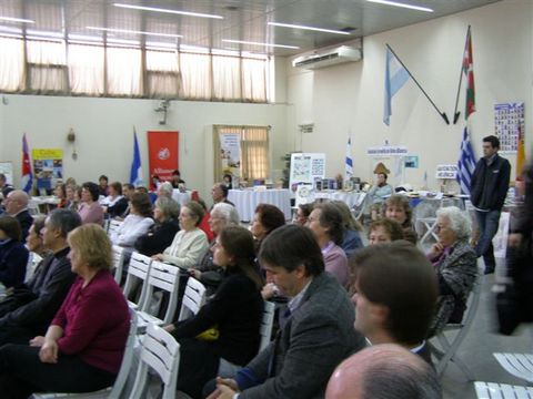 Público reunido en la Primera Muestra de Bibliotecas de Colectividades y, atrás, los stand de los participantes